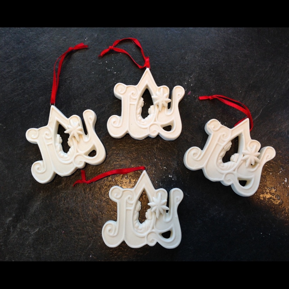 Ceramic ornaments set of (4)